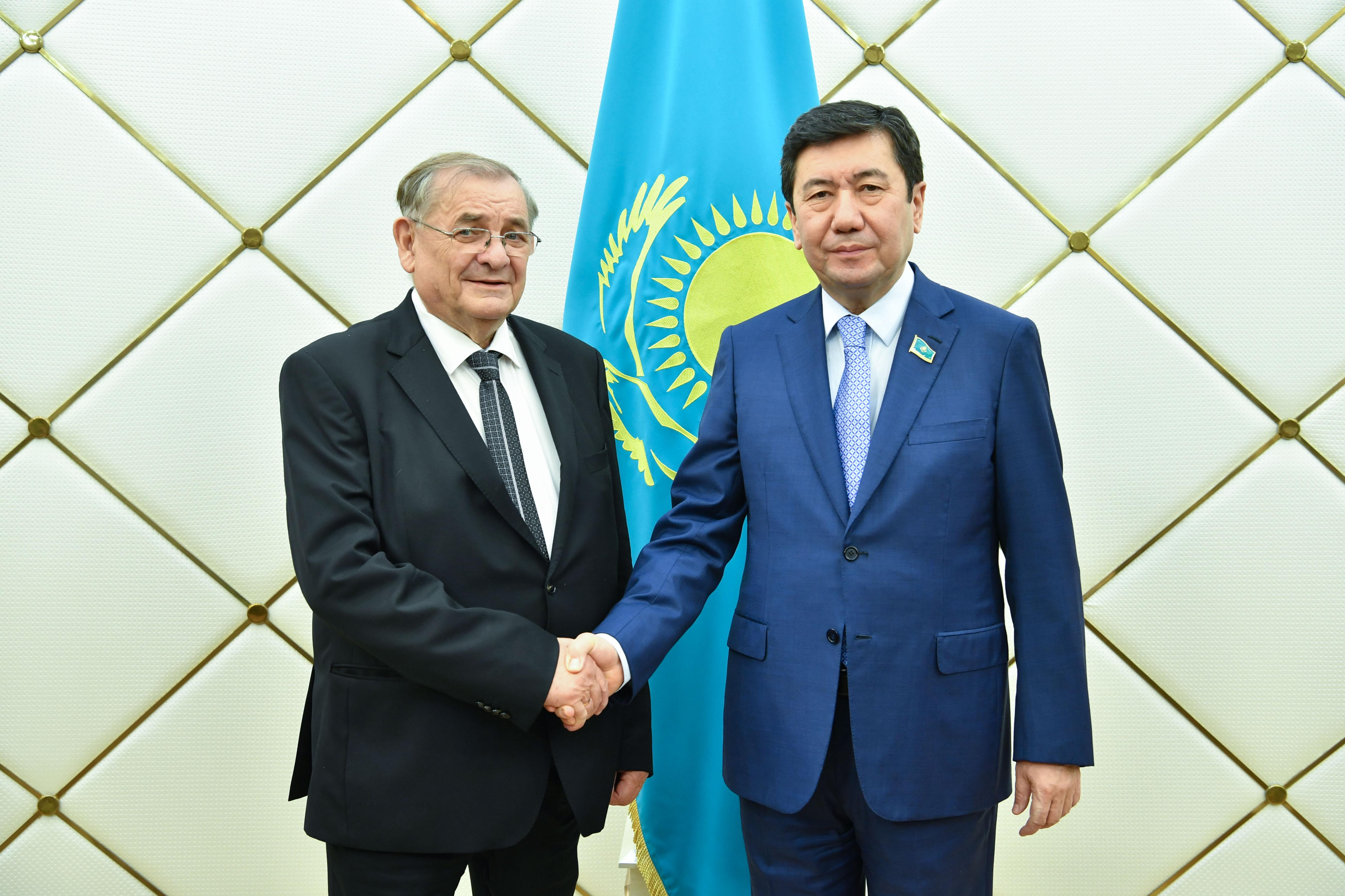 Ekijaqty baılanystar nyǵaıǵan kezeń