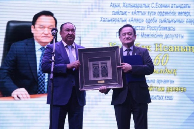 Qalamger qurmet bıiginde