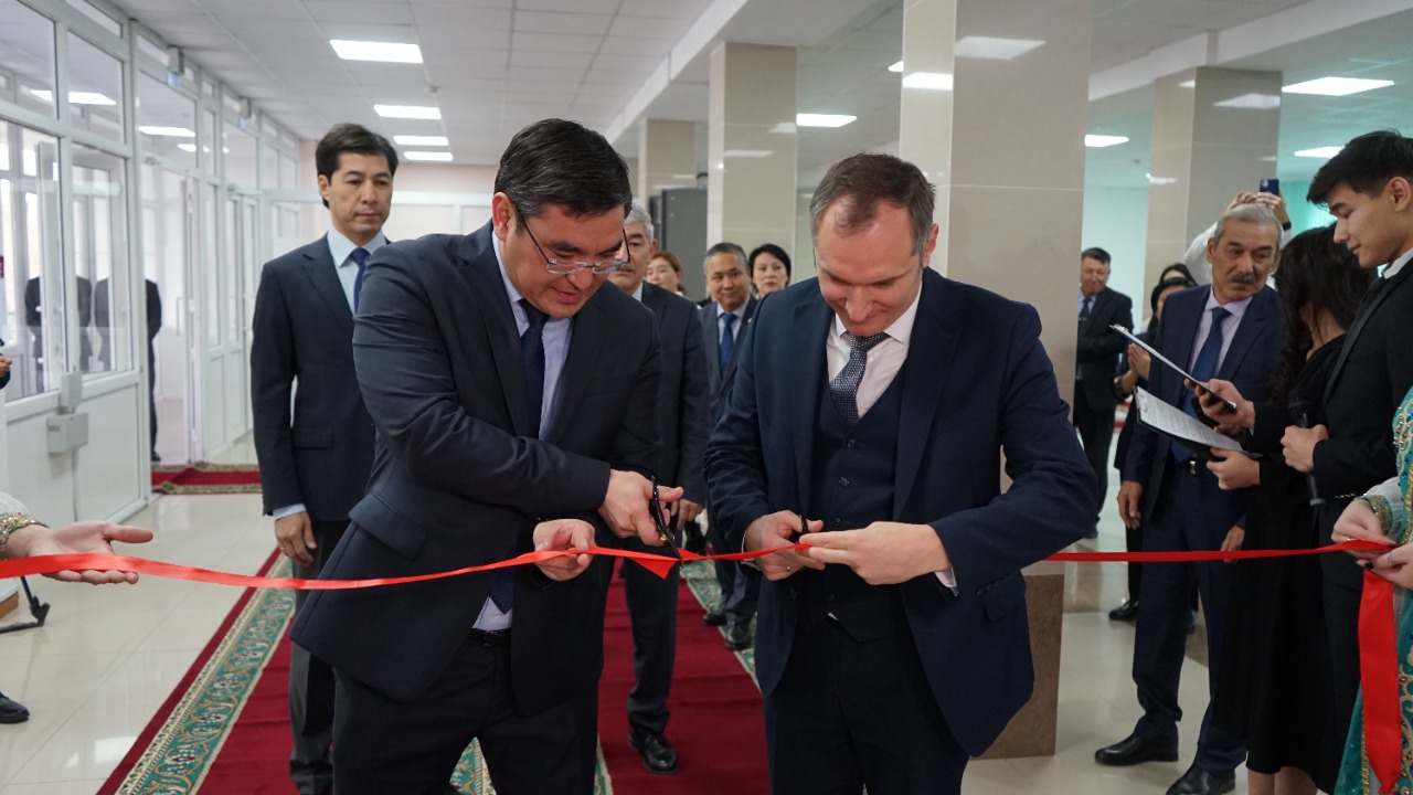 Oralda otyryp, Ýfa ýnıversıtetinde oqıdy