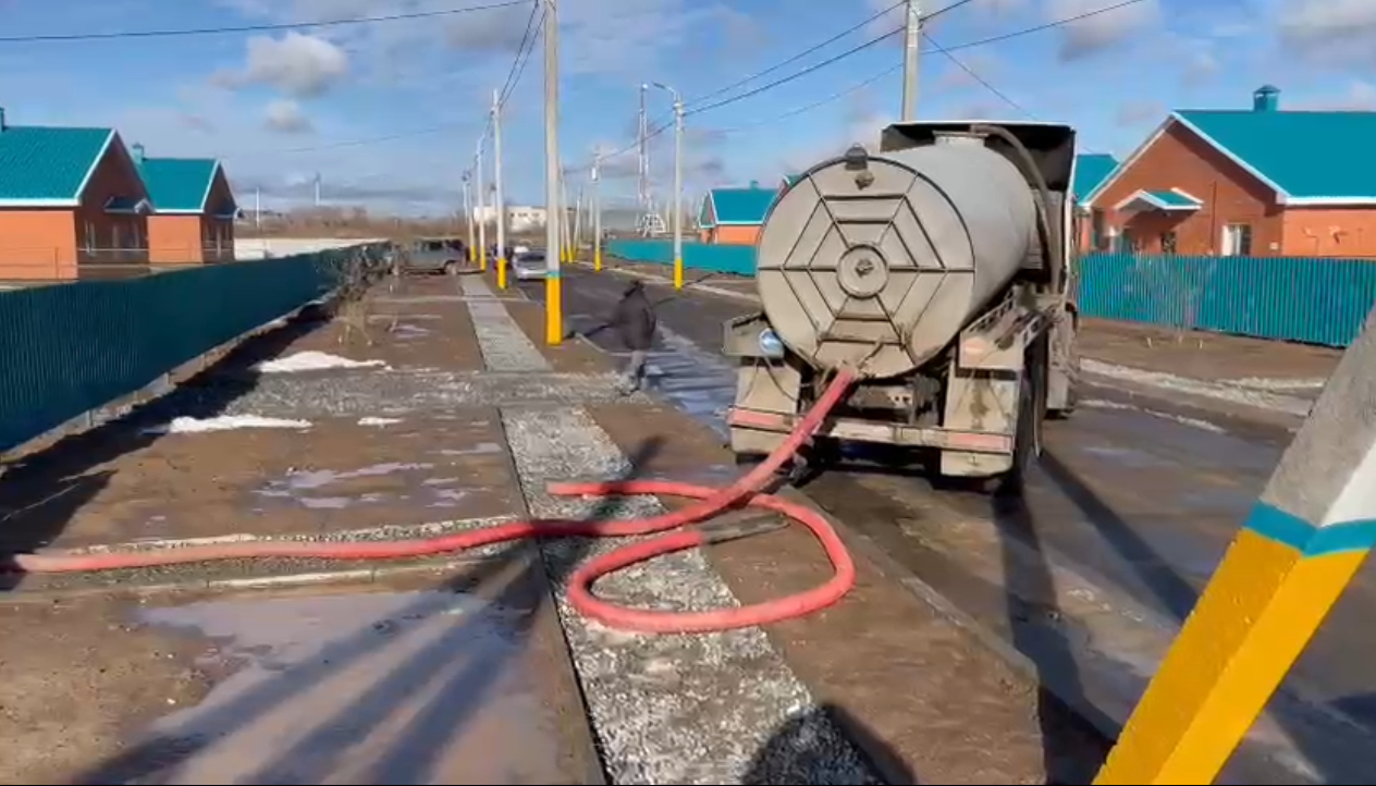 12 úıdiń aýlasyn sý basyp qaldy