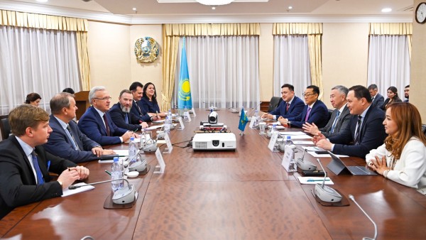 Krasnoıar gýbernatorymen kezdesti