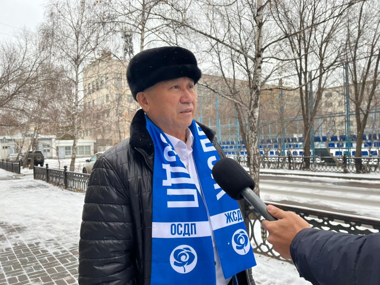 «Olıgarhatpen kúres, saıası reforma»: Nurlan Áýesbaevtyń saılaýaldy naýqany qalaı ótip jatyr?