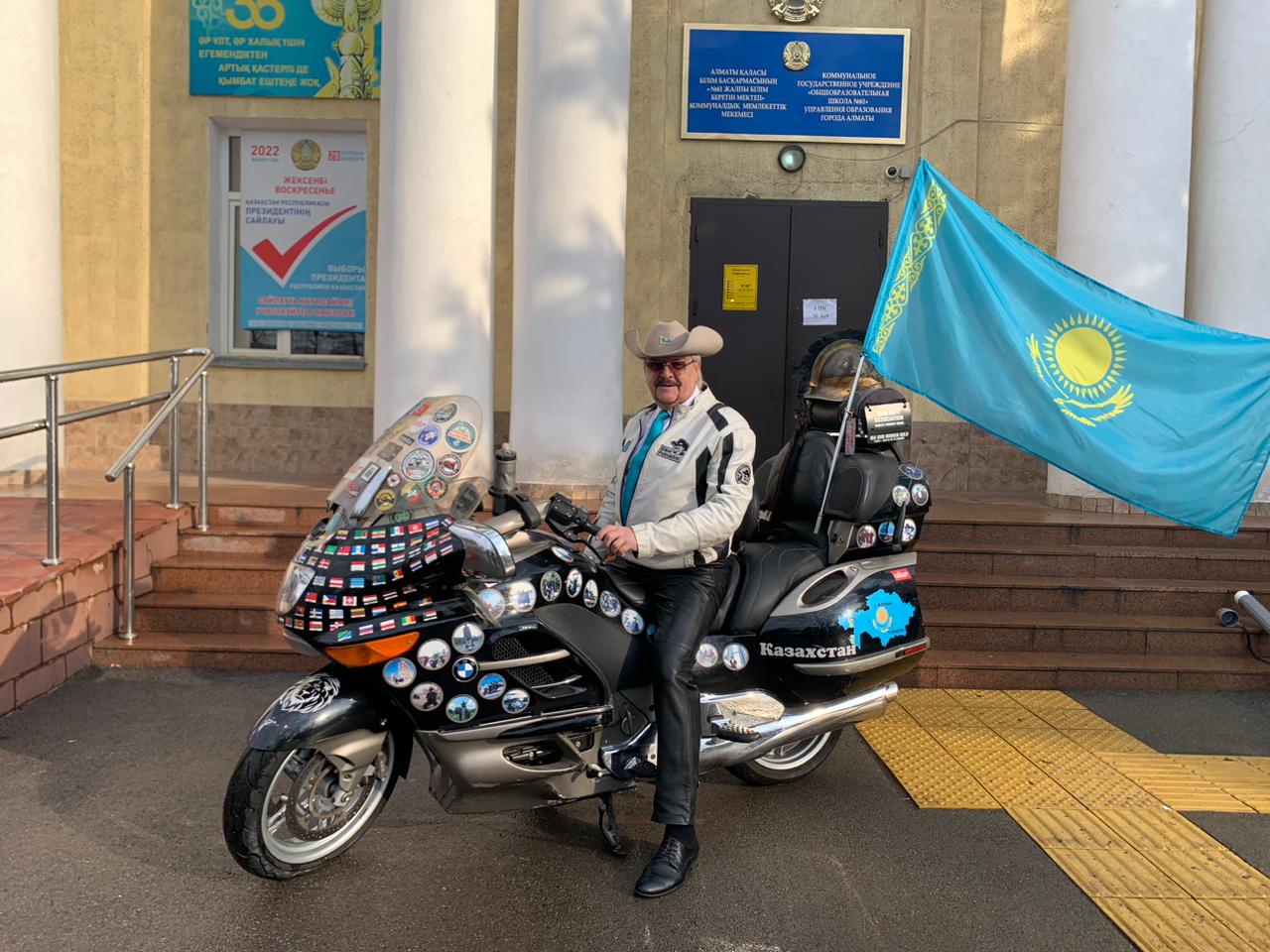 Tanymal jıhankez saılaý ýchaskesine motosıklmen keldi