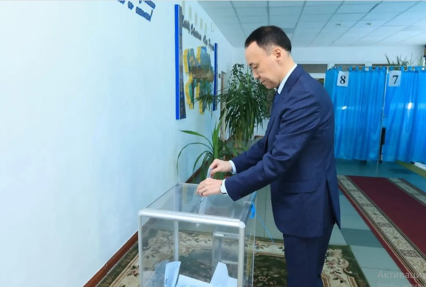 Arhımed Muhambetov saılaý ýchaskelerinde jumys istep júrgenderge alǵys aıtty