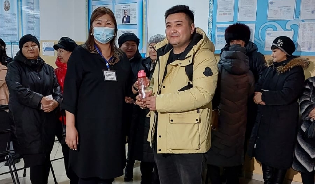 Saılaýǵa kelip, syılyq aldy