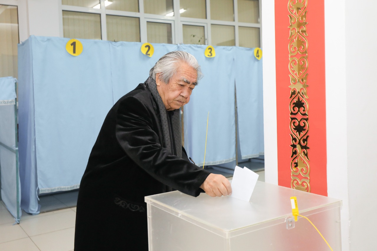 Atyraýda Qazaqstannyń Eńbek Eri Ilıa Jaqanov daýys berdi