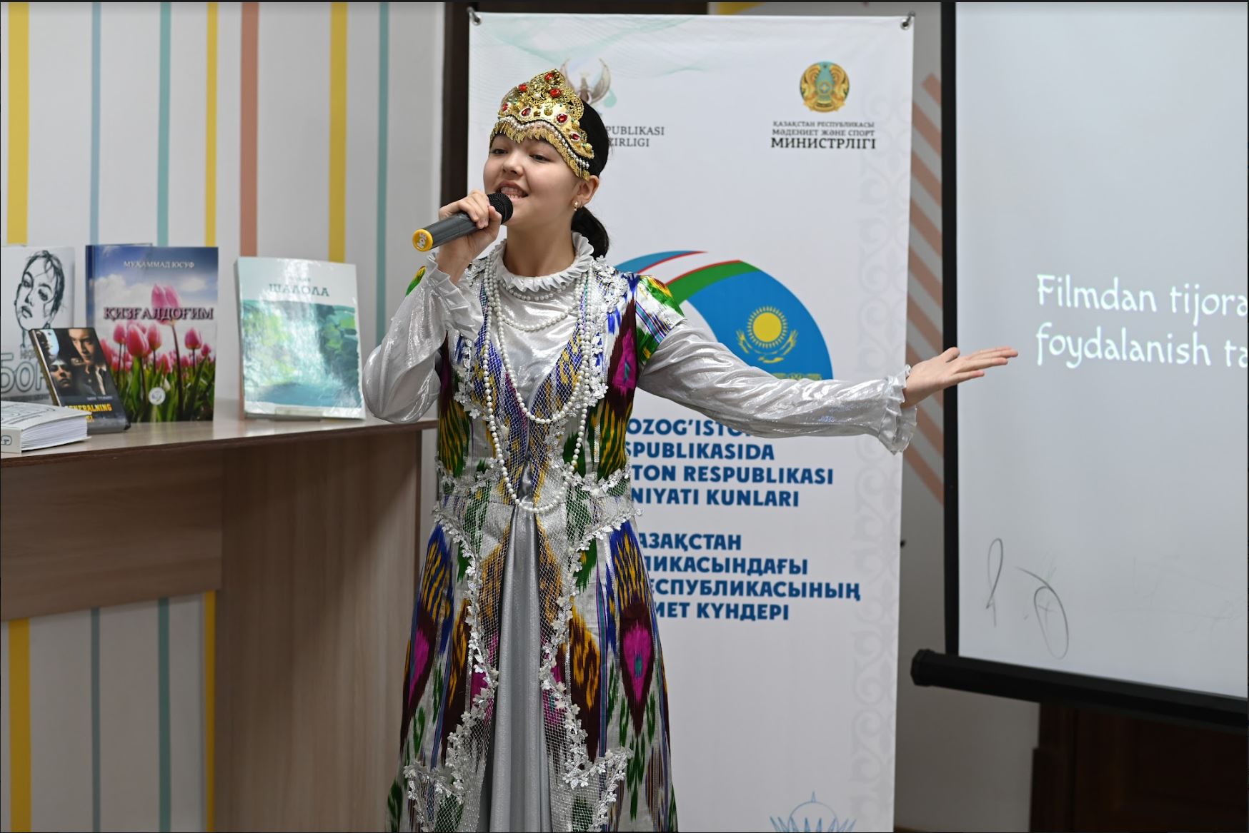 О́zbek mádenıeti kúnderi bastaldy