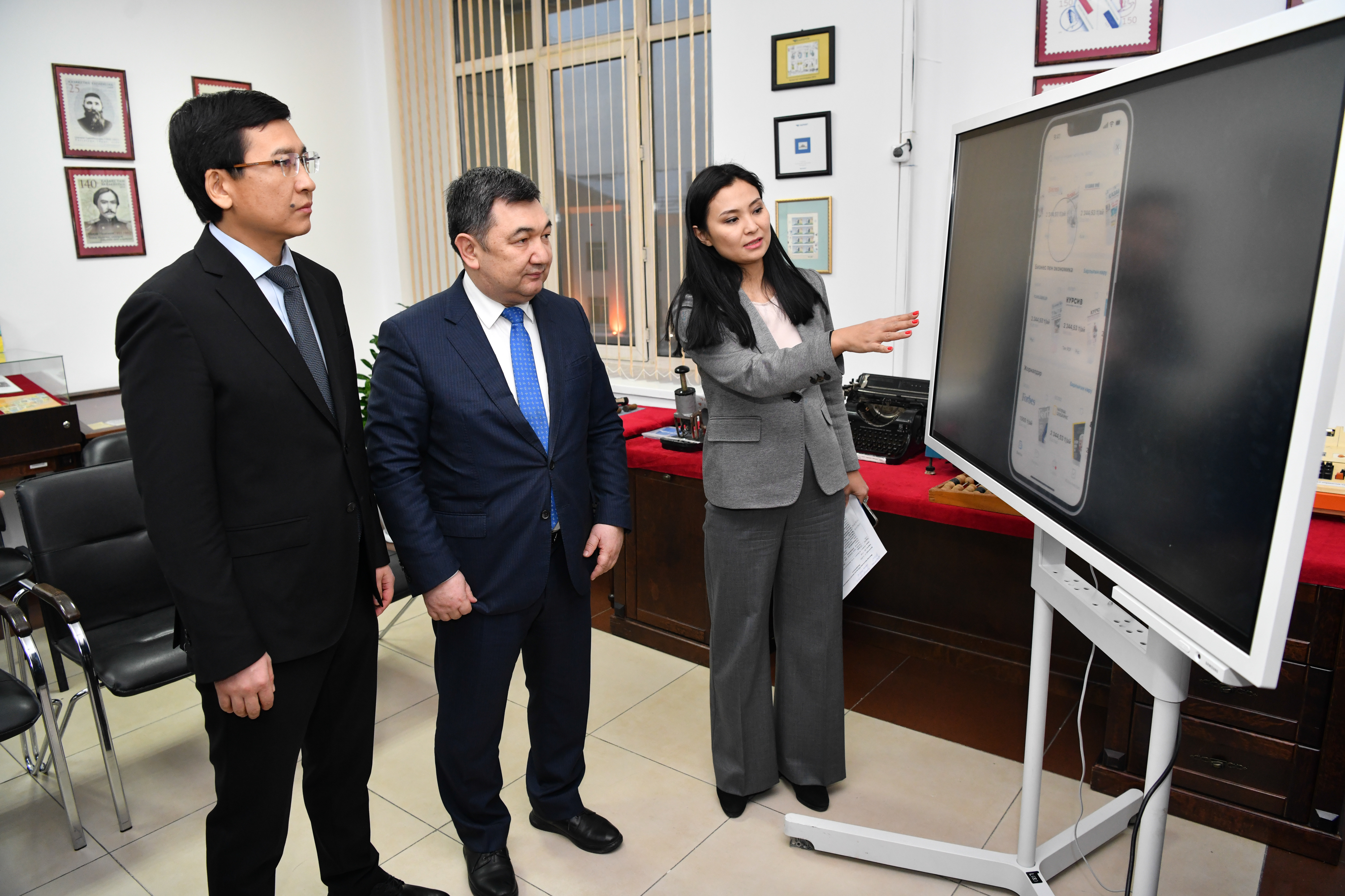 Mınıstrler balalar basylymyna qoldaý bildirdi