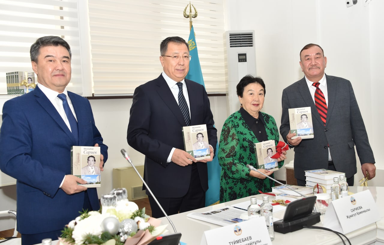 QazUÝ-da «Qazaqtyń Pýshkıni» atanǵan aqyn týraly kitaptyń tusaýkeseri ótti