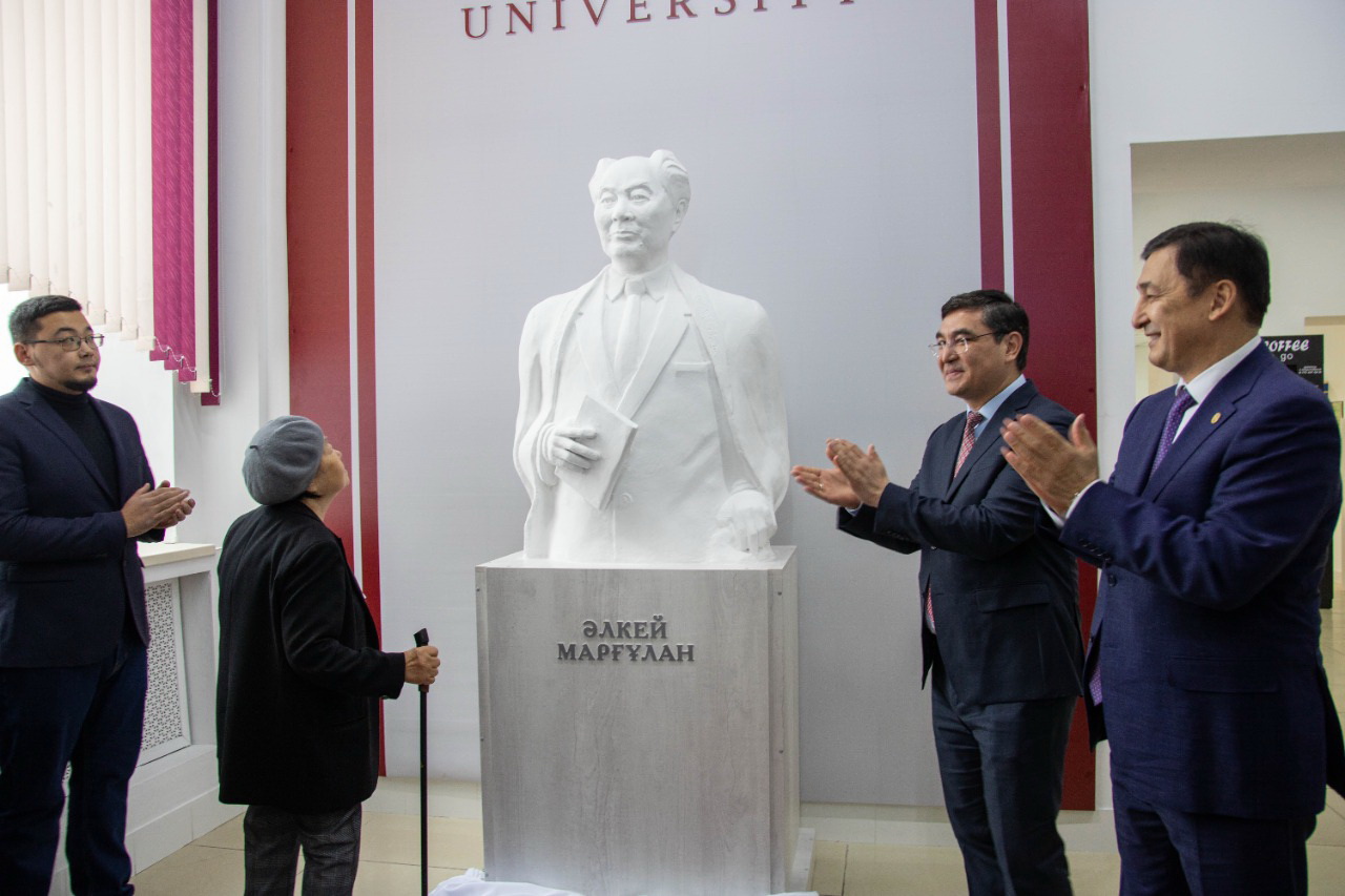 Qurmet tórinde – qos tulǵa