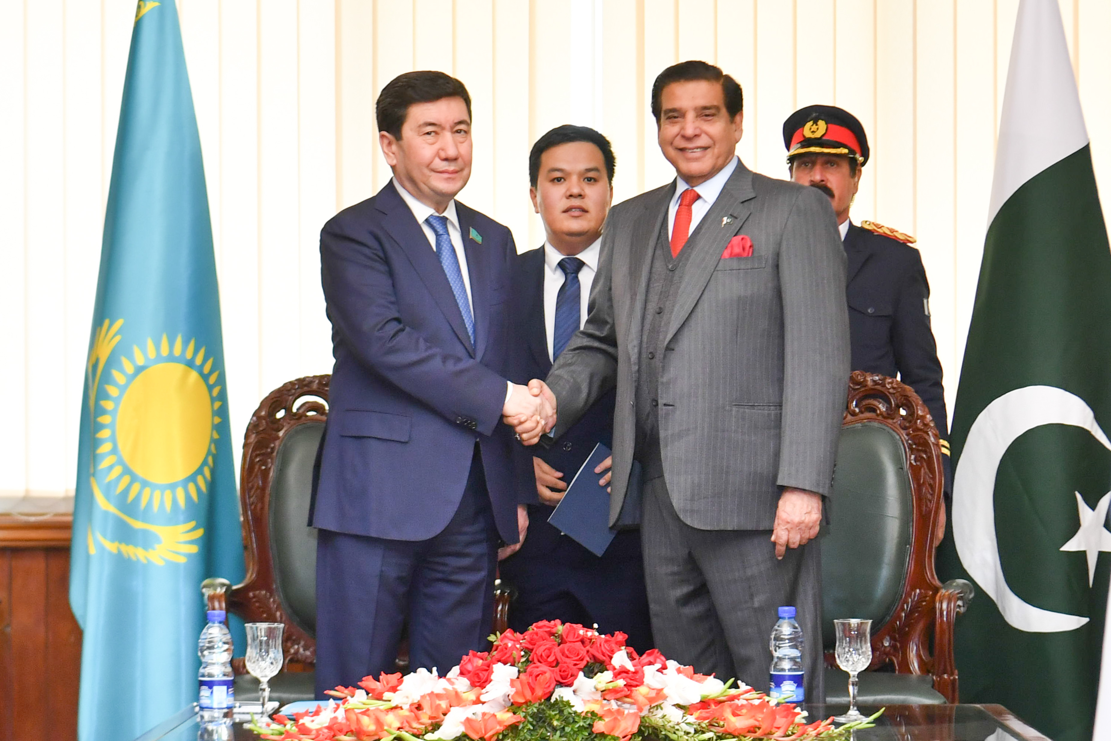 Parlamentaralyq baılanys nyǵaıa túsedi