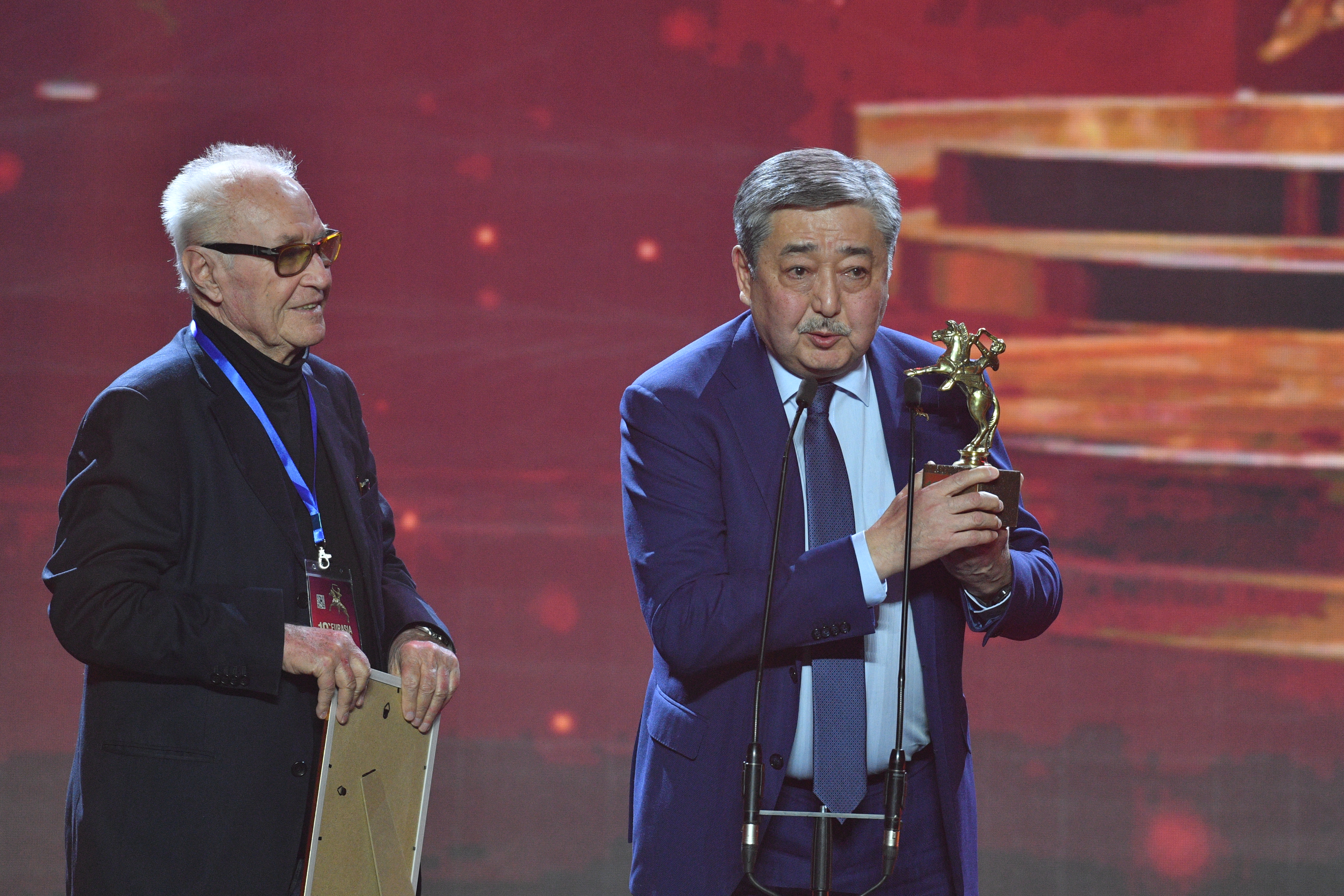 Kınofestıvaldiń alǵashqy syılyqtary