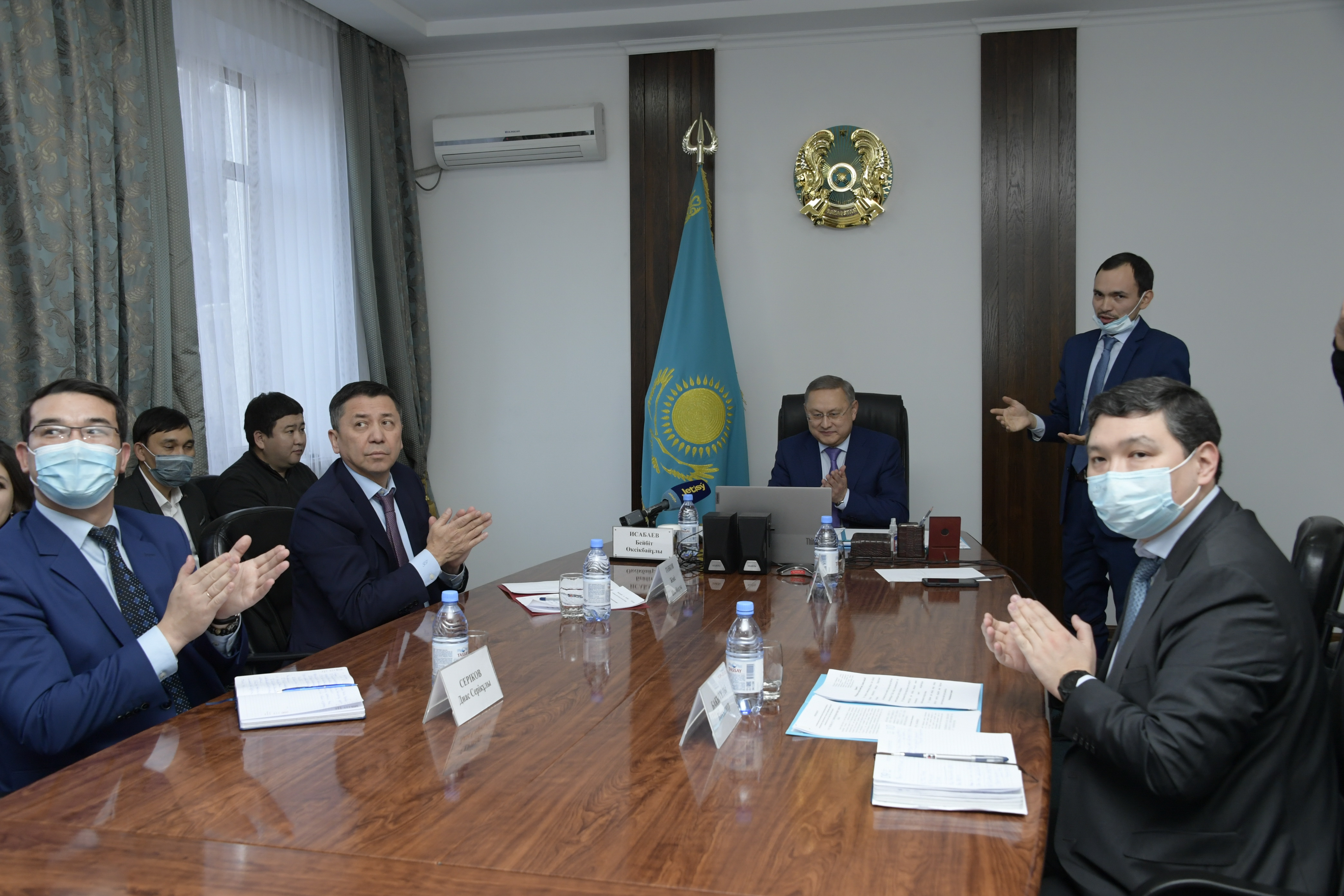 Memorandýmǵa qol qoıdy