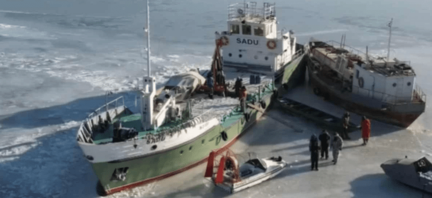 Muz qursaýyndaǵy keme