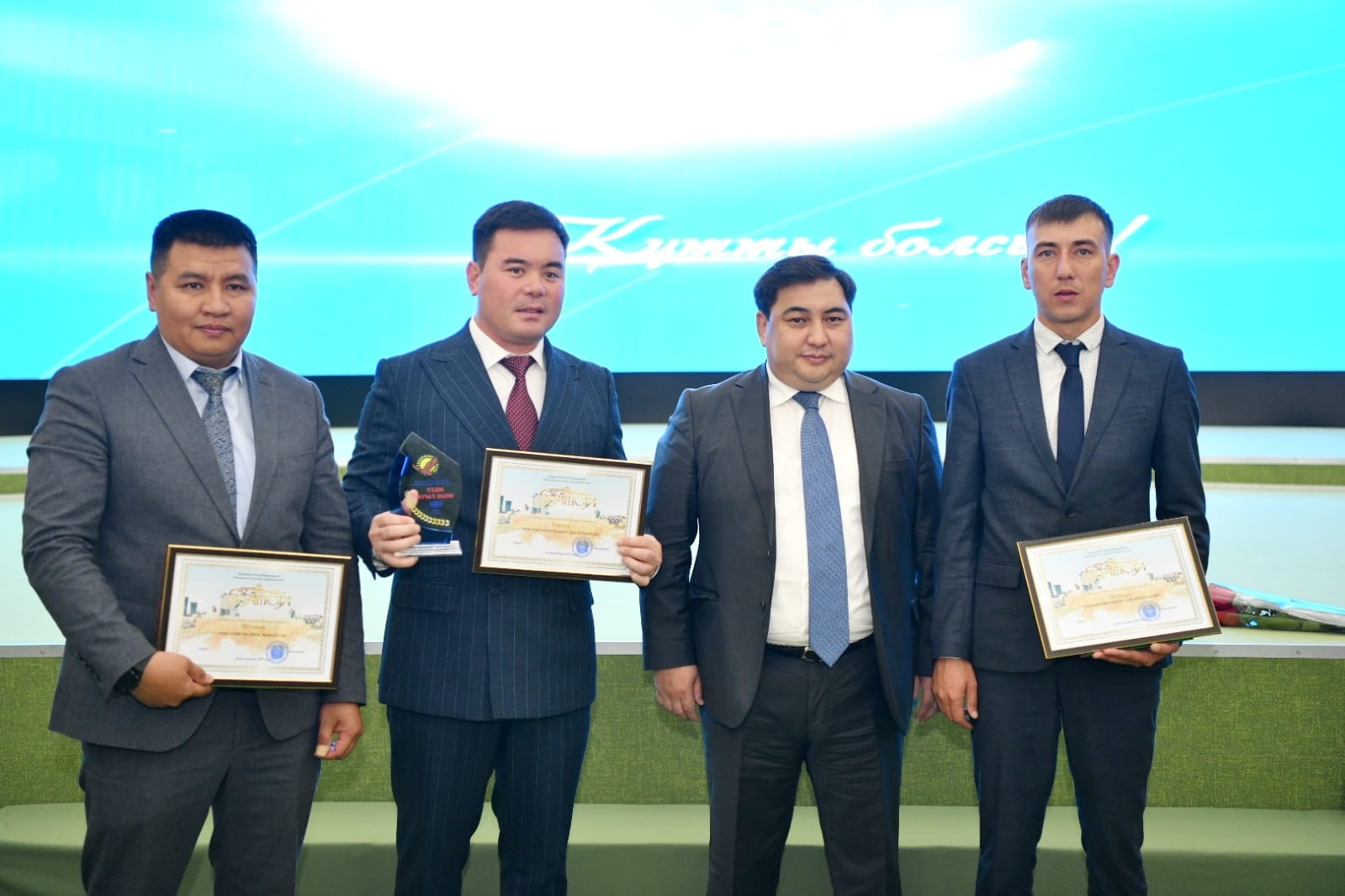 Úzdik aýyl ákimderi marapattaldy