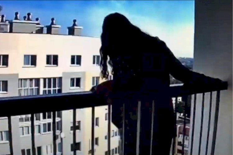 Balkonnan qulaǵan qyzdy qutqaryp qaldy