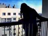 Balkonnan qulaǵan qyzdy qutqaryp qaldy