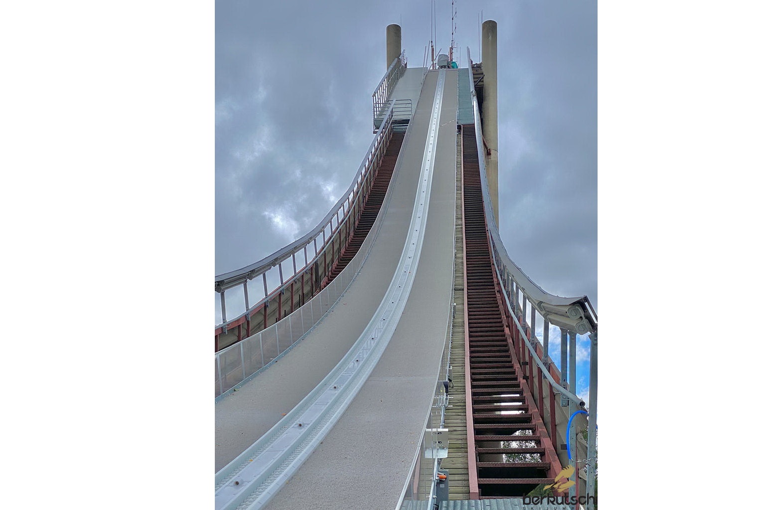 Ýnıversıada alaýy tutanady