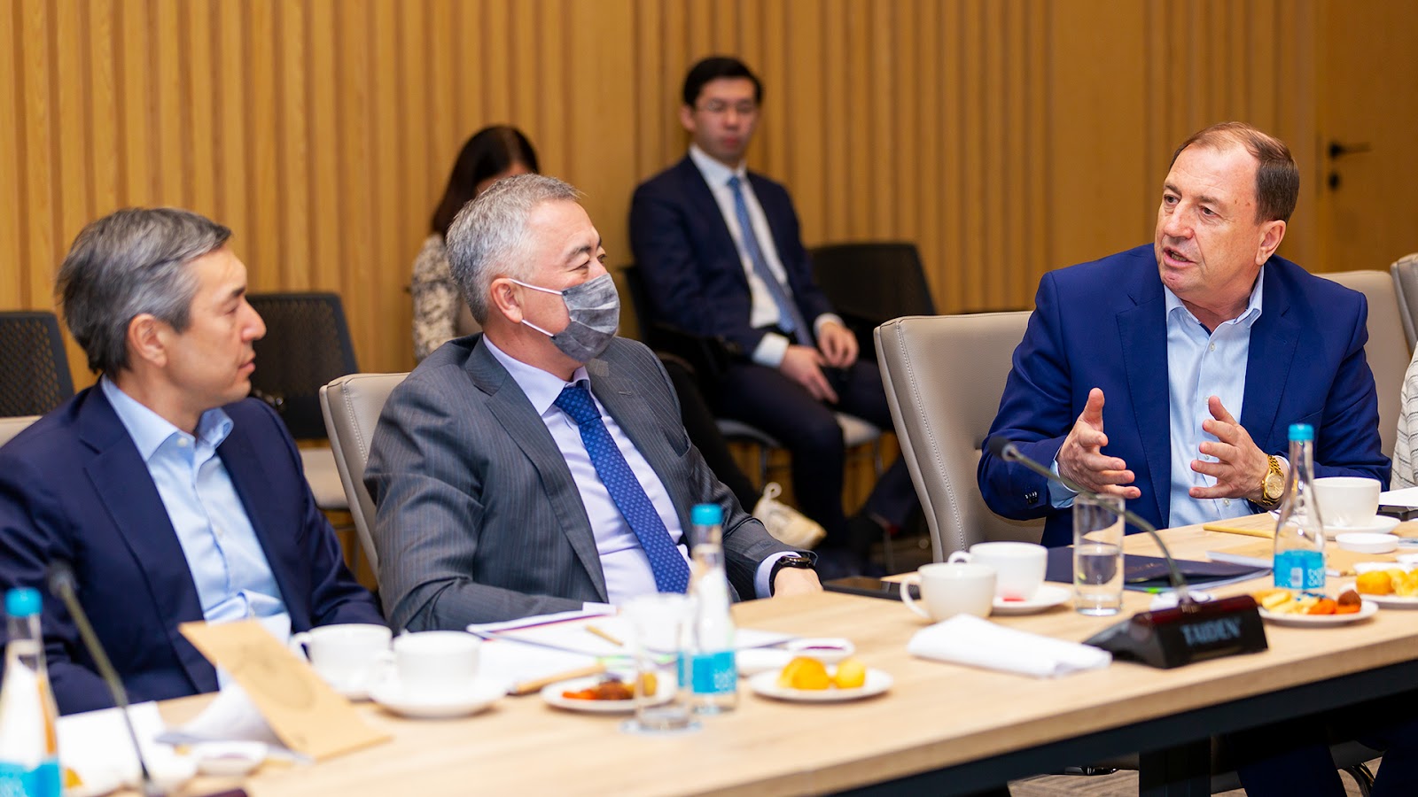 Adam ómirin jeńildetýge  jumylýǵa tıis