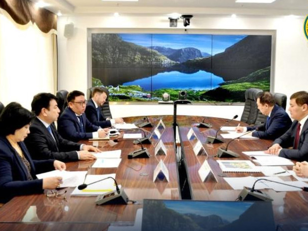 О́ńirlerde bilim berý sapasyn arttyrý máseleleri talqylandy