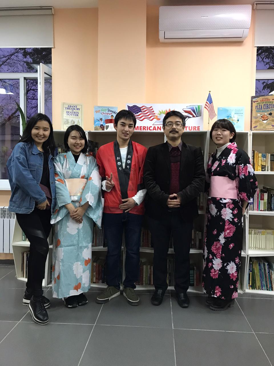 Qazaqsha dáris oqıtyn Nınomanııa senseı