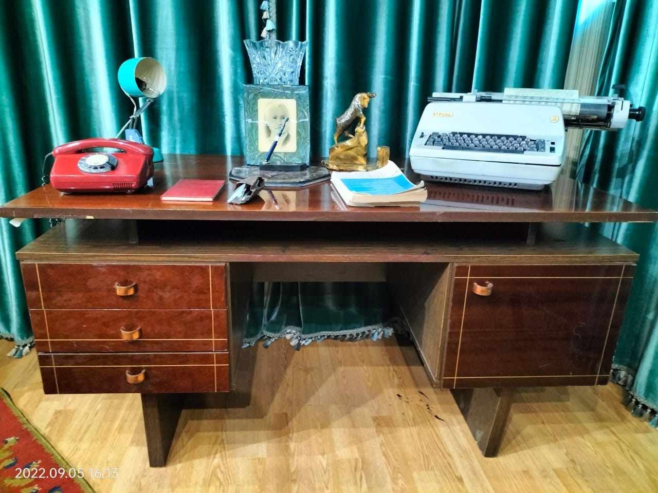 Esenberlınniń  jazý ústeli