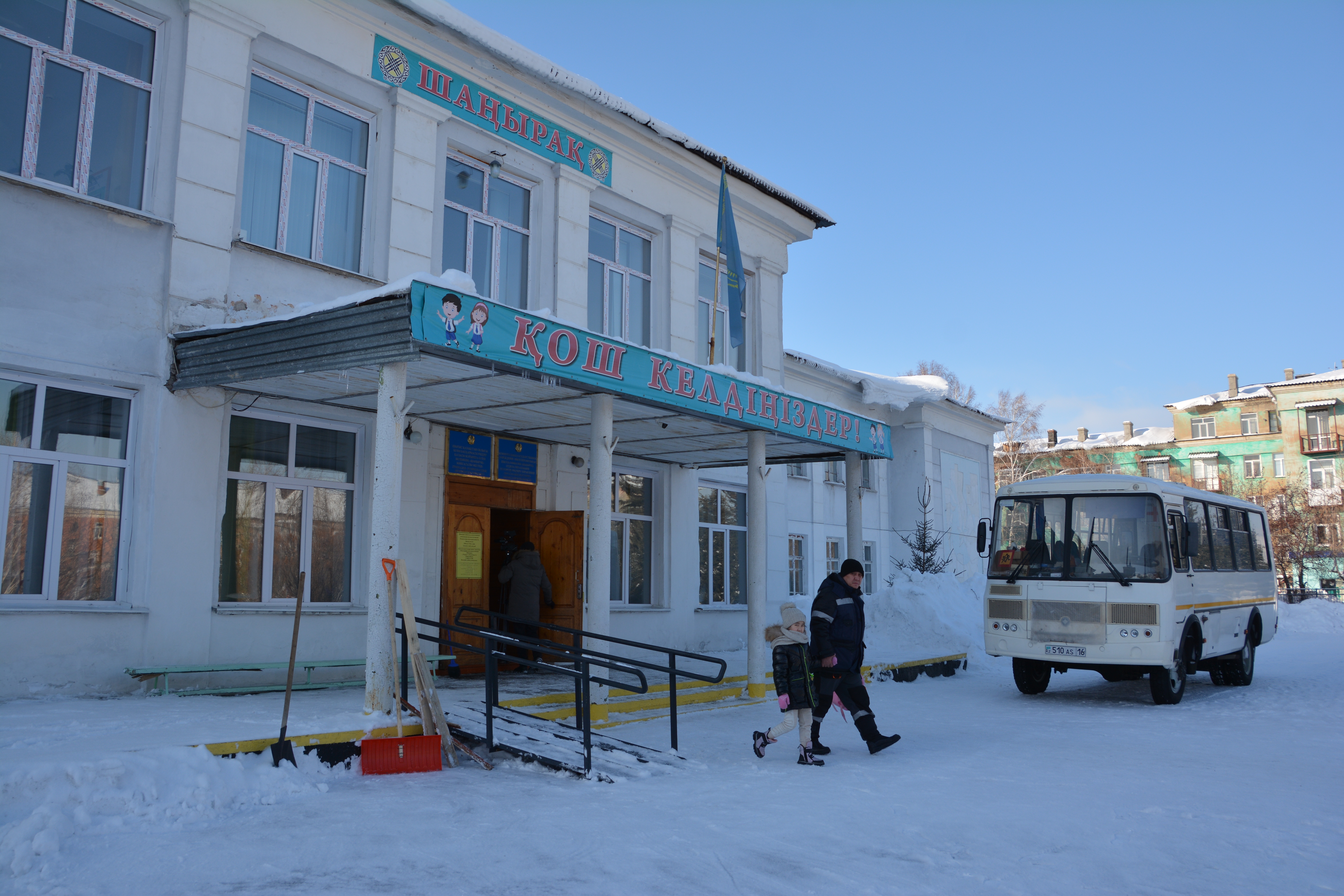 Qazaq mektebi nege qaǵajý kóredi?