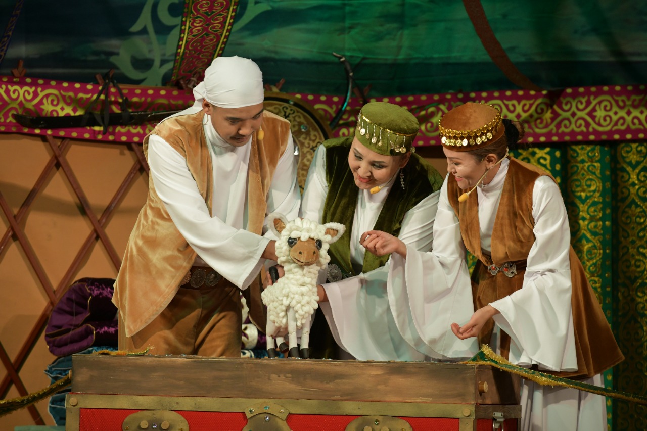 «Ur, toqpaq!» – qýyrshaq teatrynda