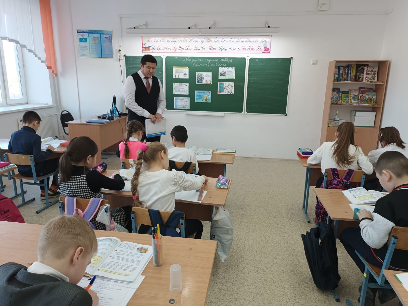 Jalǵas – bastaýysh synyp muǵalimi