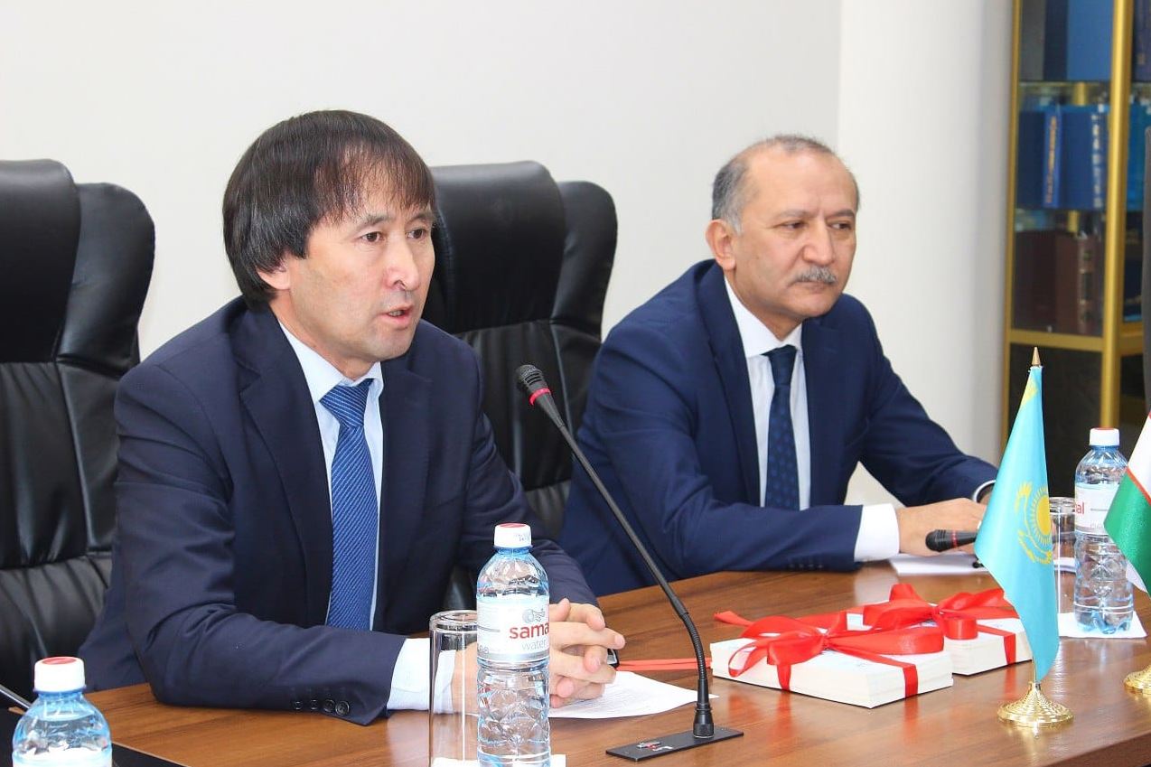 О́zbek tilindegi qazaqtyń 100 óleńi