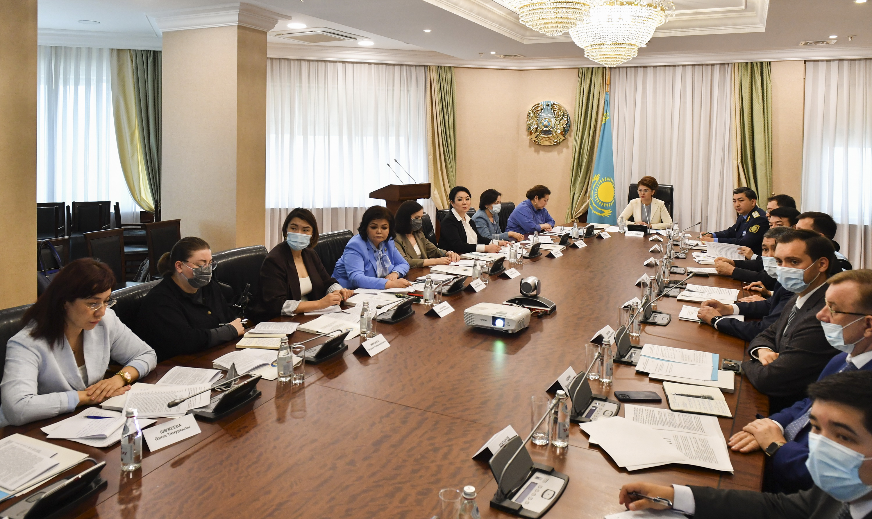 Negizgi taqyryp – óńirlerdegi áıelder máselesi