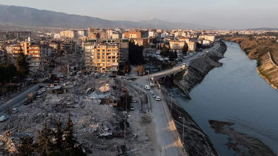 Túrkııadaǵy jer silkinisi saldarynan jartas qaq bólindi