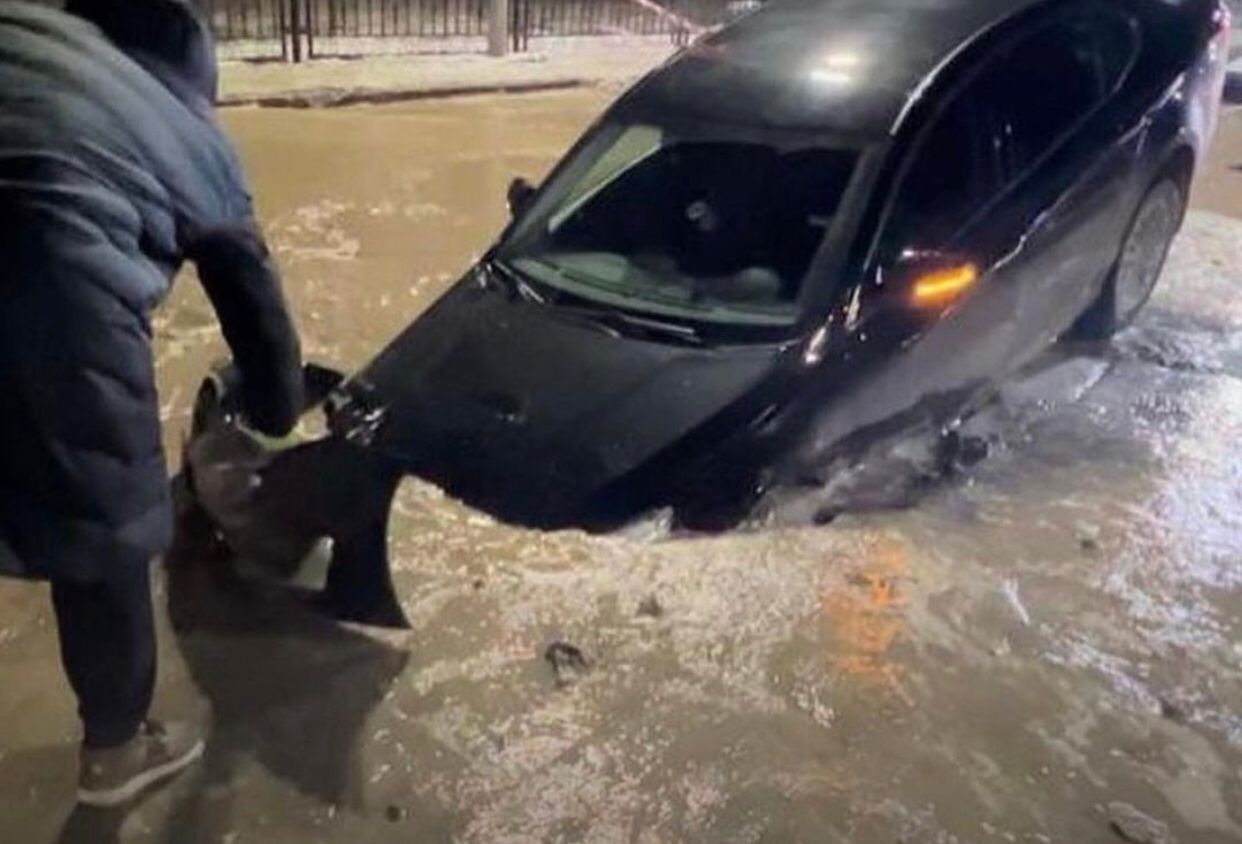 Qaraǵandyda eki kólik shuńqyrǵa qulap ketti