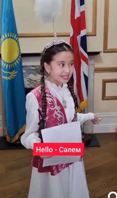 Ulybrıtanııada 10 jasar qyz Dımashtyń jankúıerlerine qazaq tilin úıretti