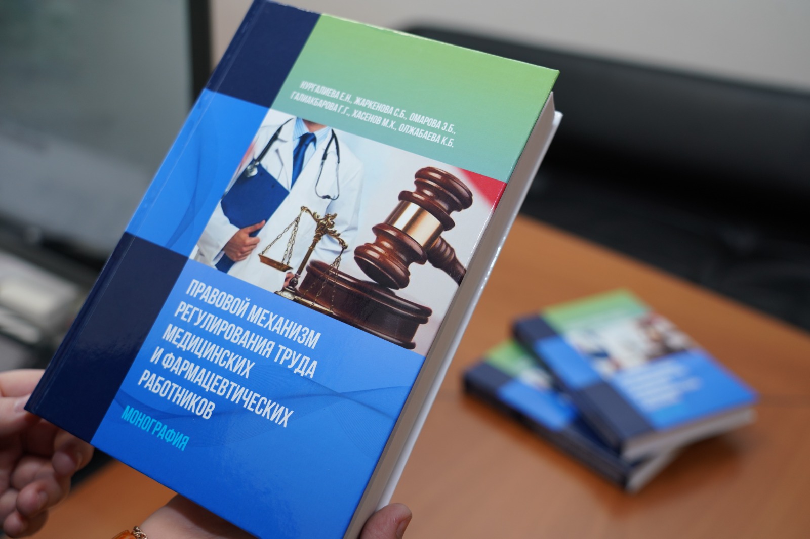 Medısına qyzmetkerleriniń eńbegin zańmen retteý tetigi ázirlendi