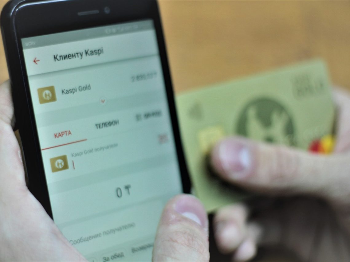 Atyraýlyq sheneýnik jaqyndarynyń esepshotymen 23 mln teńge para alǵan