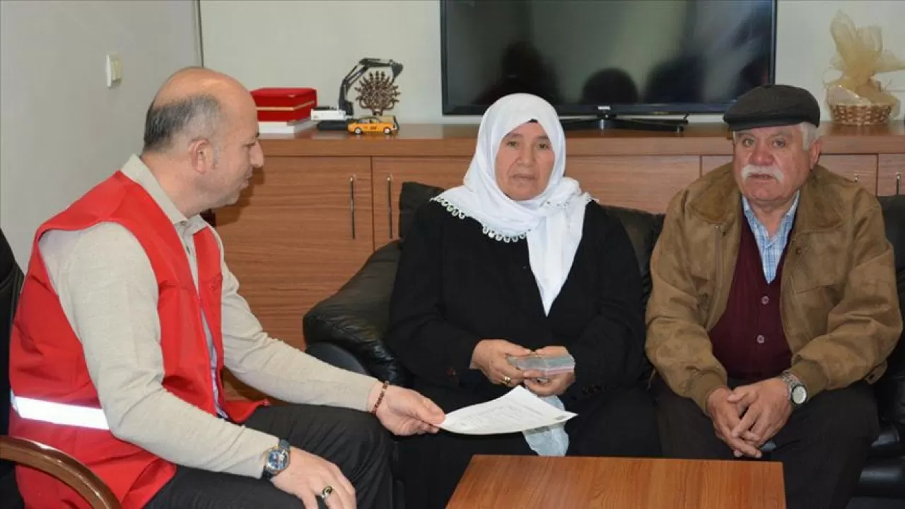 Erli-zaıyptylar 20 jyl boıy qajylyqqa jınaǵan aqshasyn zilzala qurbandaryna aýdarǵan