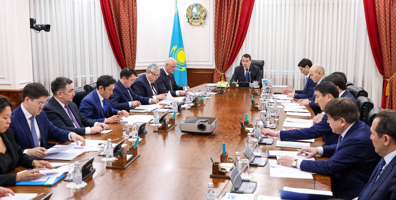 Ekonomıkany demonopolızasııalaý jónindegi komıssııanyń otyrysy ótti