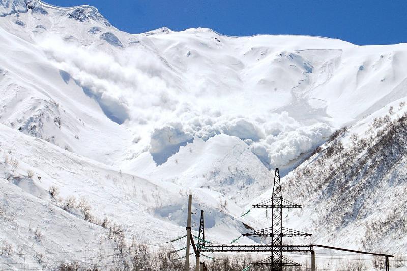 Tájikstanda qar kóshkininen úsh adam qaza tapty