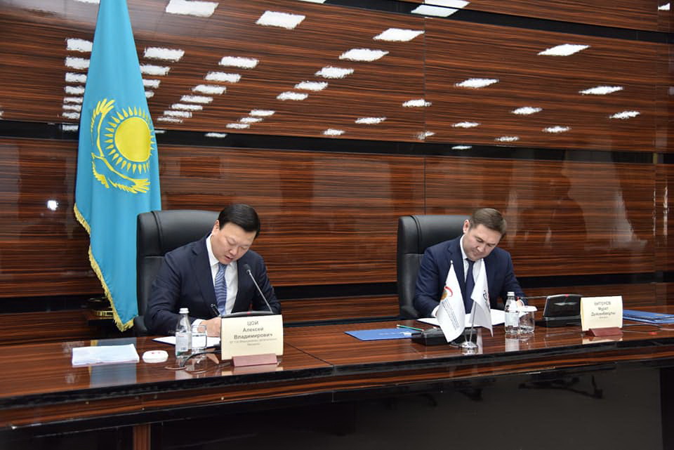 Ozyq tájirıbeni birlesip atqarady