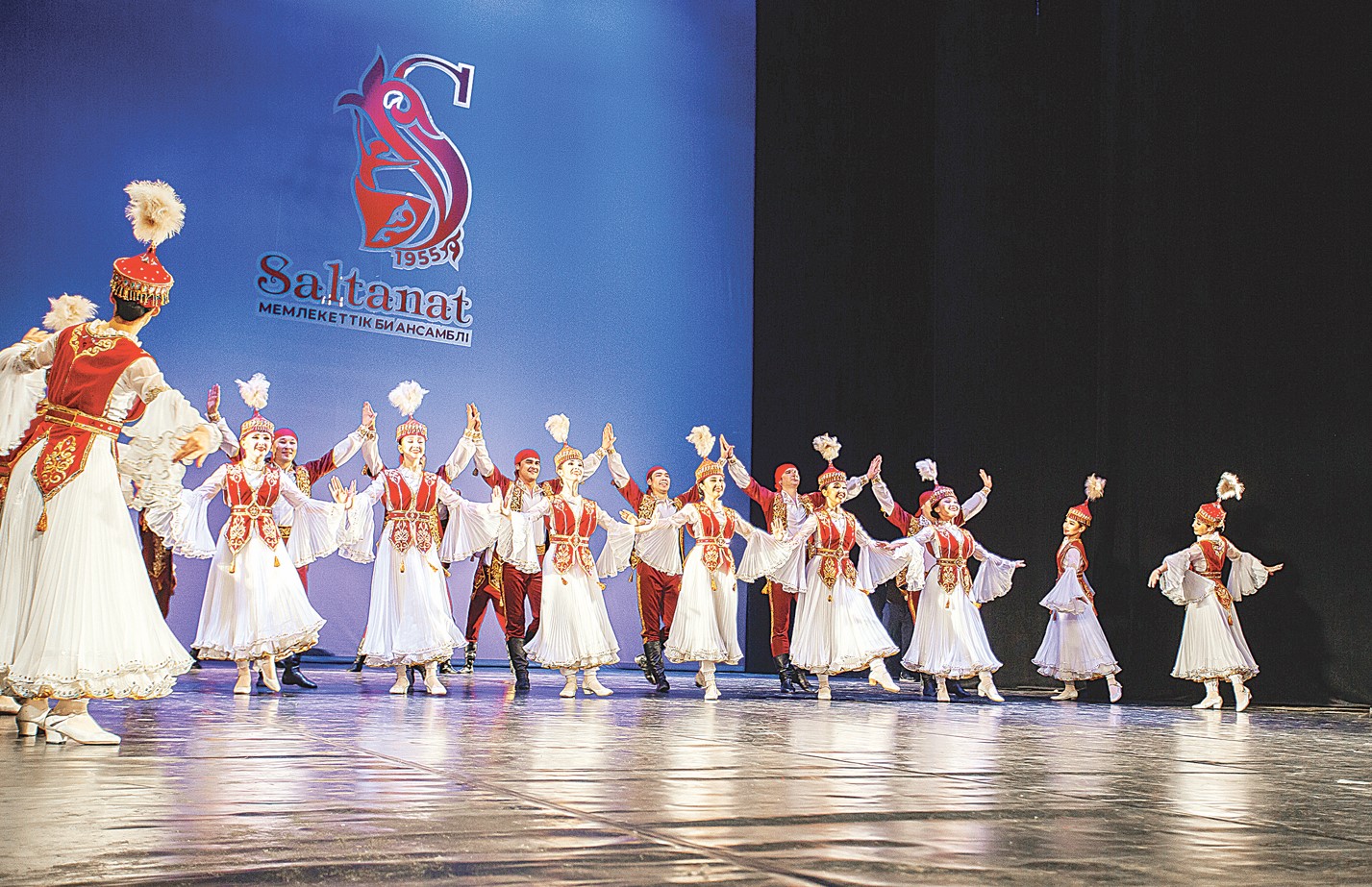 О́mirde de, ónerde de bir shańyraq astynda