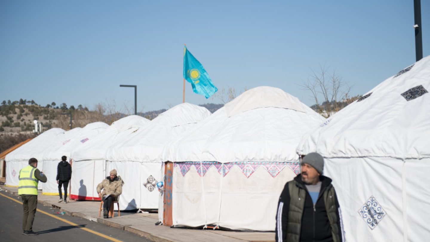 Zilzaladan zardap shekken túrkııalyqtar qazaqtyń kıiz úılerine muqtaj