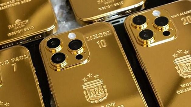 Messı óz komandasyna altynmen qaptalǵan iPhone syıǵa tartady