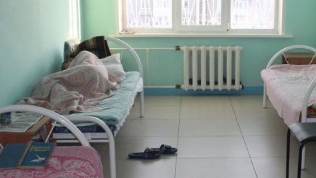 Talǵarlyq áıel qyzyn narkodıspanserge jatqyzý úshin eki er adamdy jaldaǵan