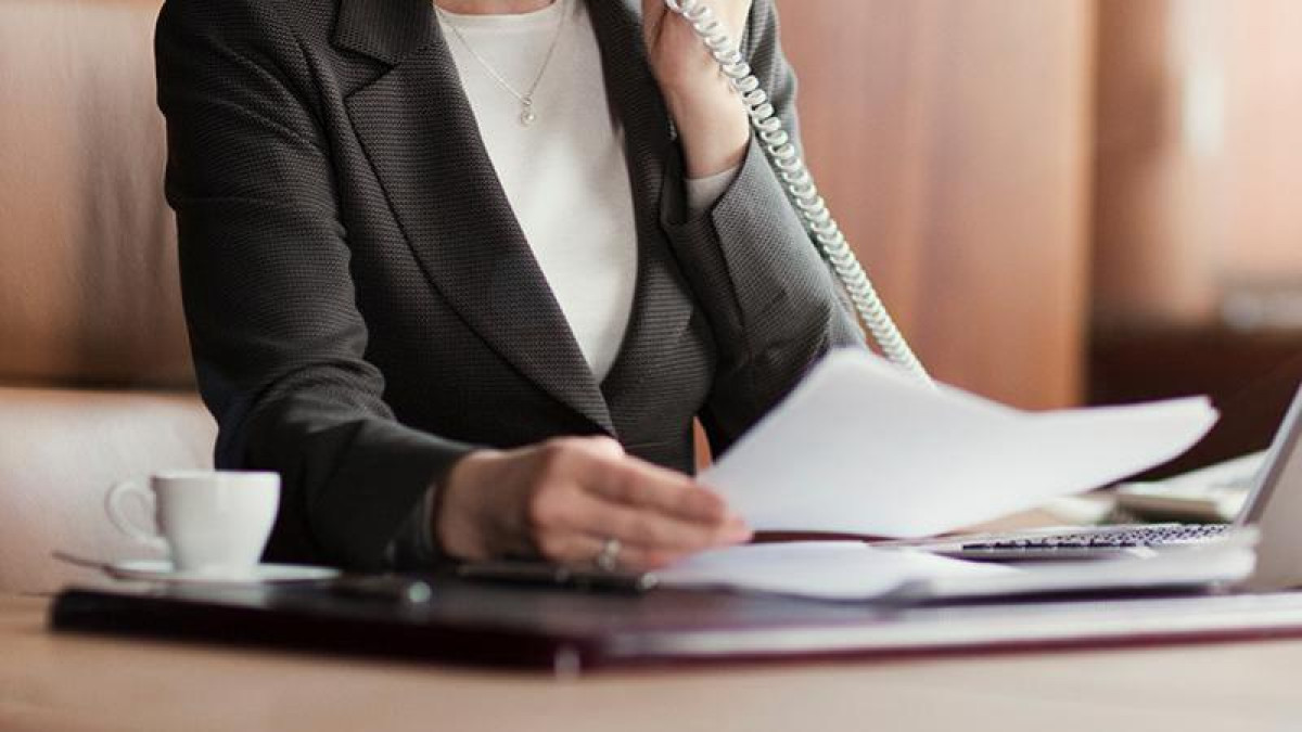 Memlekettik qyzmetkerlerdiń jartysynan astamy – áıelder