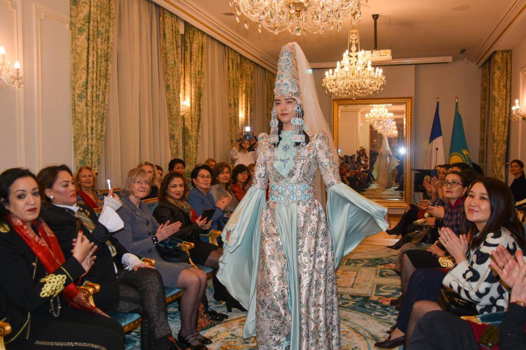 Qazaqstannyń isker áıelderi Parıjde qazaq mádenıetin tanystyrdy