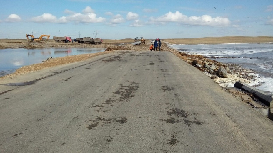Sý tasqyny: Atyraý oblysynda jol jyrylyp, kólik qatynasy toqtady