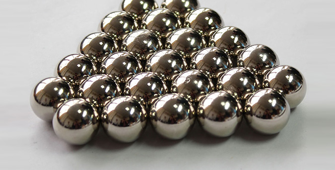 Magnıt sharyn jutyp qoıǵan eki jasar balaǵa ota jasaldy