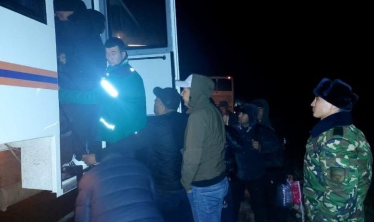 Jolda qalyp qoıǵan 60 О́zbekstan azamaty qutqaryldy