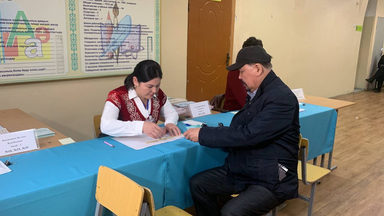 Almatyda aqyn Ádilǵazy Qaıyrbekov daýys berdi